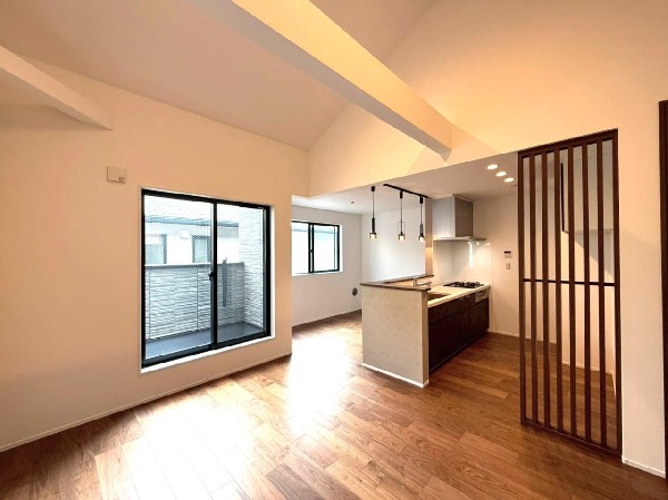 開放感溢れる勾配天井仕様の2階リビング。バルコニーに繋がる窓からは柔らかい光と爽やかな風が入ります。