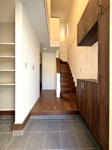 大容量のSICの他にコの字型の玄関収納があります。写真や絵を飾ったりインテリアも楽しめそうですね。