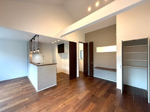 リビング収納やキッチンパントリーがあり、収納スペース豊富。便利なスタディカウンター付きです。