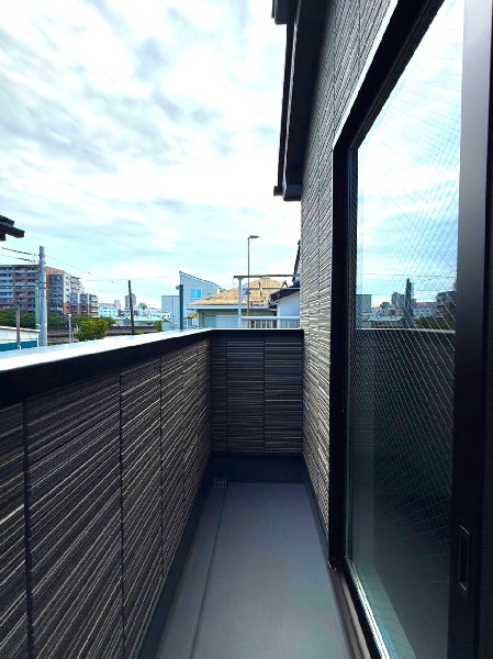 LDKと主寝室、それぞれに接するバルコニーが2ヶ所あります。爽やかな風がたっぷり取り込めそうです。