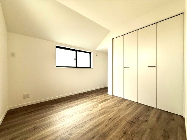 全居室に収納を完備。季節物のお洋服などもしっかりと収納し、居室空間を隅々まで使えるのが嬉しいですね。