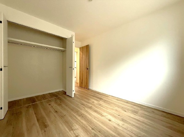 収納力が豊富な大型クローゼット。普段着やスーツはもちろんのこと、コート類などもしっかり掛けられます。