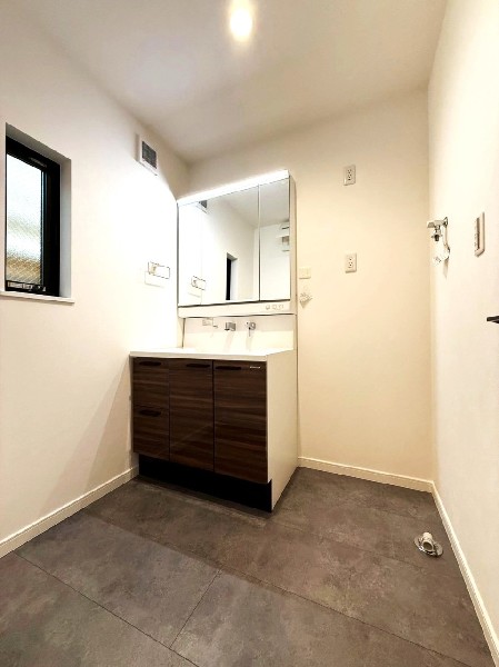 鏡の裏に収納棚を確保した三面鏡を採用。化粧品や歯ブラシなどを機能的に収納し、朝の身支度も快適です。