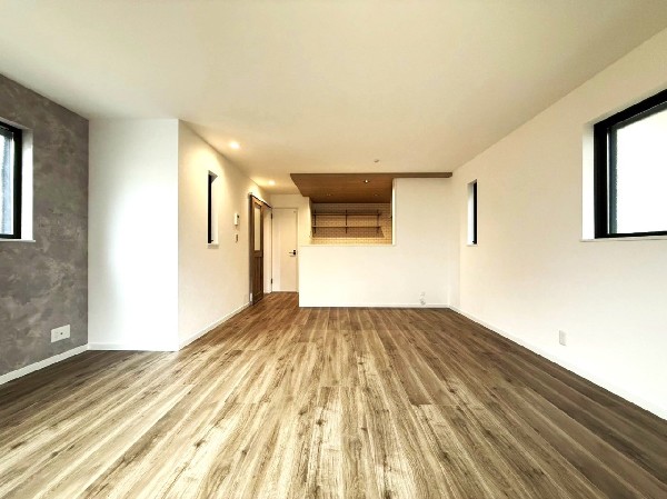 家族だんらんのスペースとなるリビング。窓からの日差しがリビングの隅々までしっかりと届きます。  