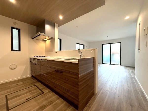 対面式のカウンターキッチンは出来上がったお料理をお子様が運ぶなど、お手伝いの機会も増えそうですね。