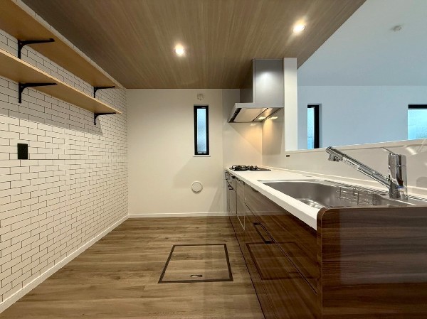 キッチン背面にはオープンシェルフが備え付けされています。キッチン雑貨や食器もお洒落に収納できますね。