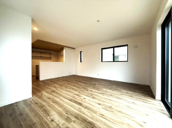 3面採光のLDKは明るく開放感溢れます。南西側窓からの陽差しがリビングの隅々までしっかりと届きます。