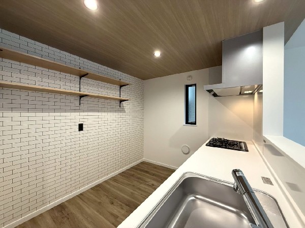 木目調の天井がアクセントになっているキッチン。気分も上がり、料理作りが一層楽しく感じられそう。