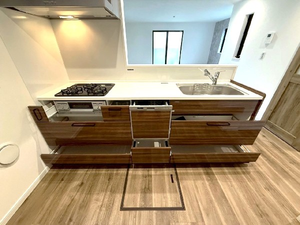 機能性とデザイン性を兼ね備えた嬉しいキッチン。食器洗乾燥機付きなので後片付け楽々。嬉しい浄水器も。