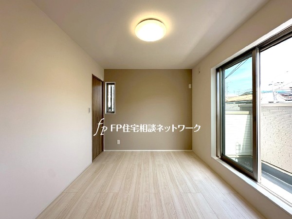 南西向きで日当たり良好。2階は2部屋がバルコニー付。風通しもよく毎日の生活も自然と明るくなりそうです。