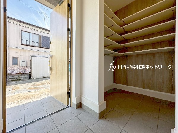 大容量のシューズインクローゼットがあり靴以外にもアウトドア用品やお子様の遊び道具なども収納できます。