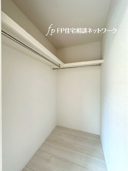 居室空間をすっきり保てる、ウォークインクローゼット付です。衣類だけでなく、思い出の品もたっぷり収納。