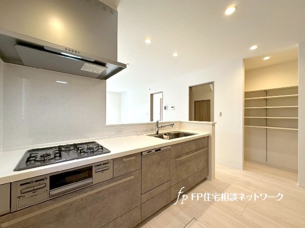 キッチンの横には大容量のパントリーを設置。食材などのストックや防災用品の備蓄庫としても活躍します。