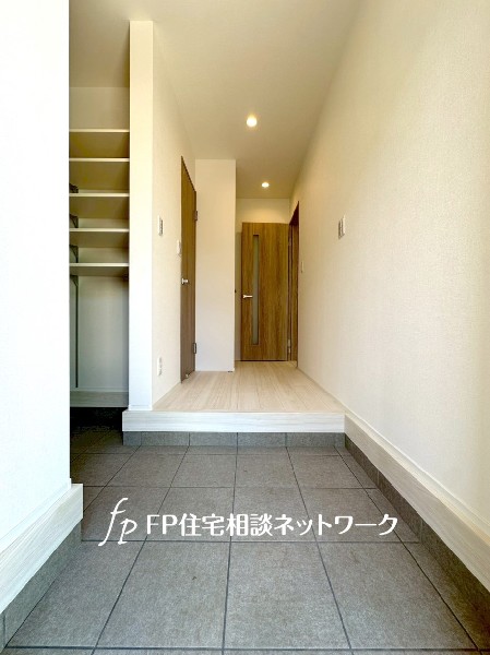 大容量のシューズインクロークが嬉しい住まい。ベビーカー、アウトドア用品、カー用品などもスッキリ収納。