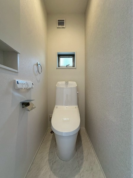 窓があるので陽ざしが入り明るいトイレ。洗浄機能付き便座を標準装備しています。1階と2階にあります。