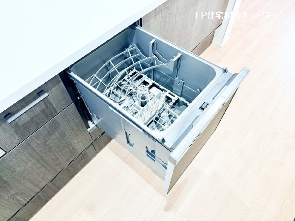 機能性とデザイン性を兼ね備えた嬉しいキッチン。食器洗乾燥機付きなので後片付け楽々。嬉しい浄水器も。