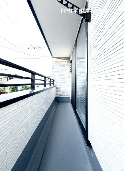 外観:2階リビングには道路に面したバルコニーがあり、陽当り良好。窓を開ければ開放感があり広く感じます。