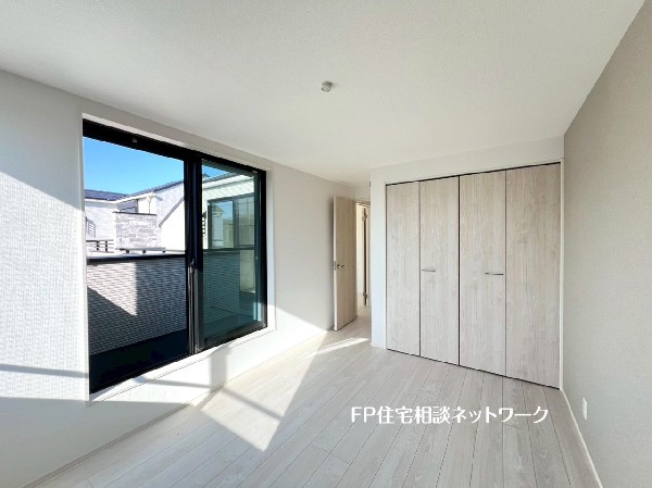 2面採光でお部屋の隅々まで明るい印象の居室。バルコニーにも出られて、爽やかな風をたっぷりと取り込めます。