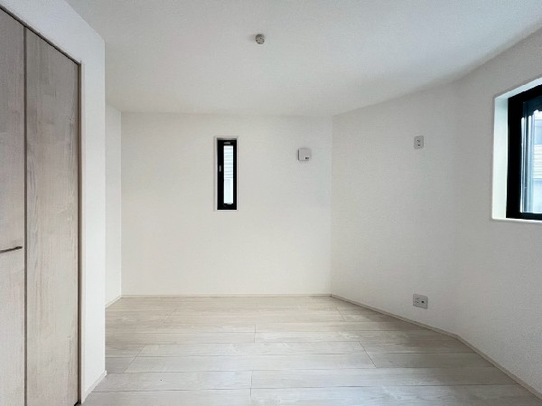 全居室に収納を完備。季節物のお洋服などもしっかりと整理整頓出来ます。居室空間を隅々まで使えるのが嬉しいですね。