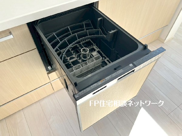 機能性とデザイン性を兼ね備えた嬉しいキッチン。食器洗乾燥機付きなので後片付け楽々。嬉しい浄水器も。