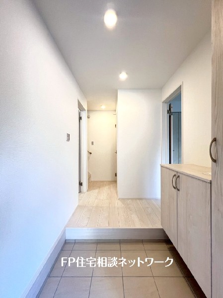 玄関収納はL字型で棚があるので、写真や絵を飾ったりなど自分好みのインテリアを楽しめそうです。