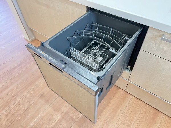 機能性とデザイン性を兼ね備えた嬉しいキッチン。食器洗乾燥機付きなので後片付け楽々。嬉しい浄水器も。