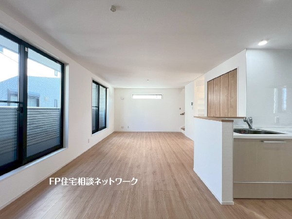 なにかと物が溢れがちなリビングに嬉しい収納付。お子様の勉強道具や、書類関係などもすっきり片付きます。