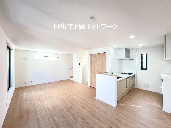 コンロ前に壁があり匂いや油がリビングに広がりません。シンク側はリビングと繋がり、家族の様子を感じられます。