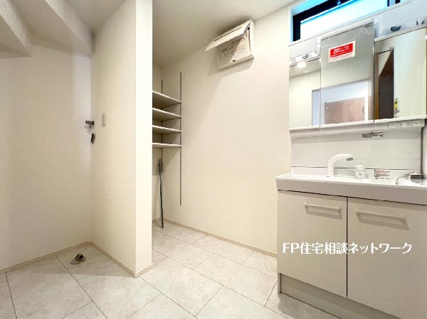 洗面室には備付の可動棚もあり、タオル類やランドリーグッズ、衣類などもすっきり整理整頓できます。