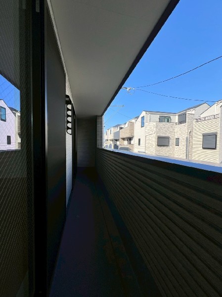 外観:2階リビングには道路に面したバルコニーがあり、陽当り良好。窓を開ければ開放感があり広く感じます。