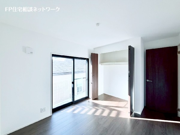 2面採光でお部屋の隅々まで明るい印象の居室。おひさまの光と爽やかな風をたっぷりと取り込めます。