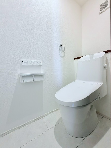 トイレは2階と3階の2カ所あります。朝の忙しい時間も慌てることなく使用できるので助かりますね。