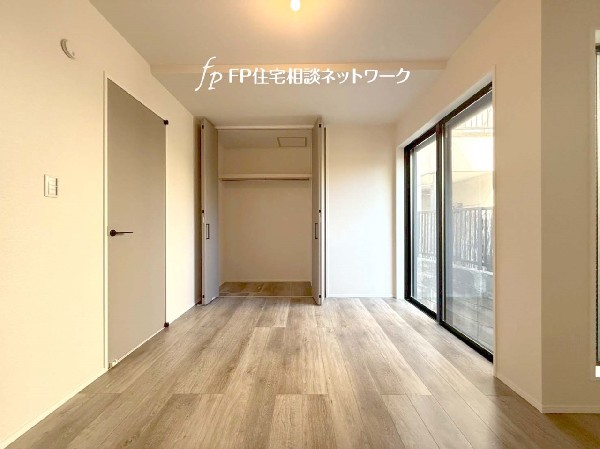 2面採光でお部屋の隅々まで明るい印象の居室。おひさまの光と爽やかな風をたっぷりと取り込めます。