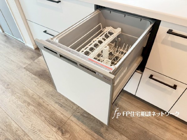 機能性とデザイン性を兼ね備えた嬉しいキッチン。食器洗乾燥機付きなので後片付け楽々。嬉しい浄水器も。