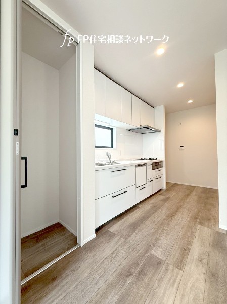 キッチンはストック食材や調理家電の収納に便利なパントリー付。シンク上部にカップボードも付いています。