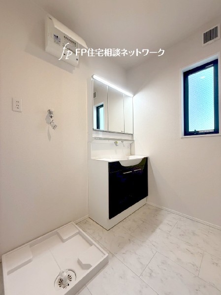 窓付で光が入り明るい洗面室。収納力と機能性に優れた洗面台で、毎朝の身支度が気持ちよく出来そうですね。