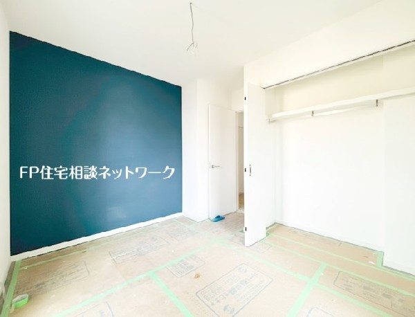 1階5.12帖はアクセントクロスを採用し、シックな印象を生み出します。全居室2面採光、クローゼット付。