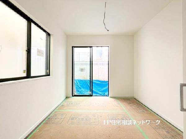 2面採光でお部屋の隅々まで明るい印象の居室。おひさまの光と爽やかな風をたっぷりと取り込めます。