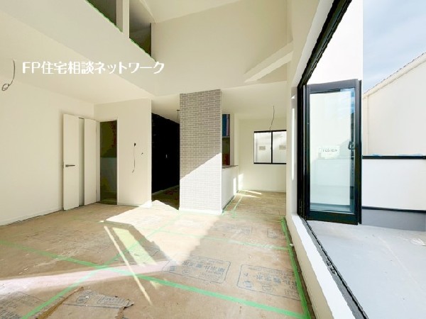 開放感溢れる勾配天井仕様の2階リビング。バルコニーに繋がる窓からは柔らかい光と爽やかな風が入ります。