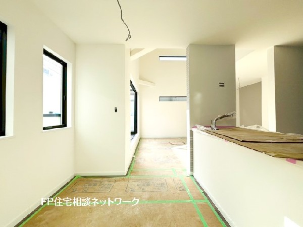 リビングのお子様を見守りながらお料理が出来る対面キッチン。ご家族との会話が弾みます。食器洗乾燥機付。