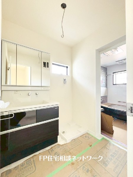 窓付で光が入り明るい洗面室。収納力と機能性に優れた洗面台で、毎朝の身支度が気持ちよく出来そうですね。