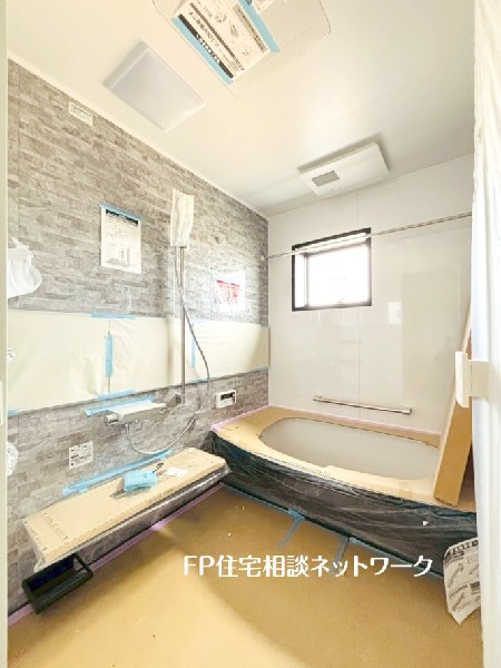 ゆったり入れる1.25坪の浴室。花粉が気になる季節や雨天時のお洗濯に便利な浴室換気乾燥暖房機付です。