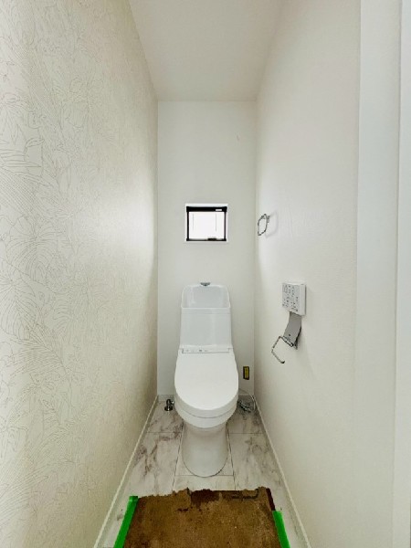 窓があるので陽ざしが入り明るいトイレ。洗浄機能付き便座を標準装備しています。1階と2階にあります。