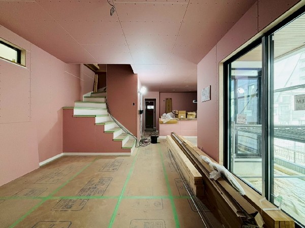 リビングには庭に面した大きな窓があり、広がりを感じます。明るいリビングがご家族団欒の時を作ります。