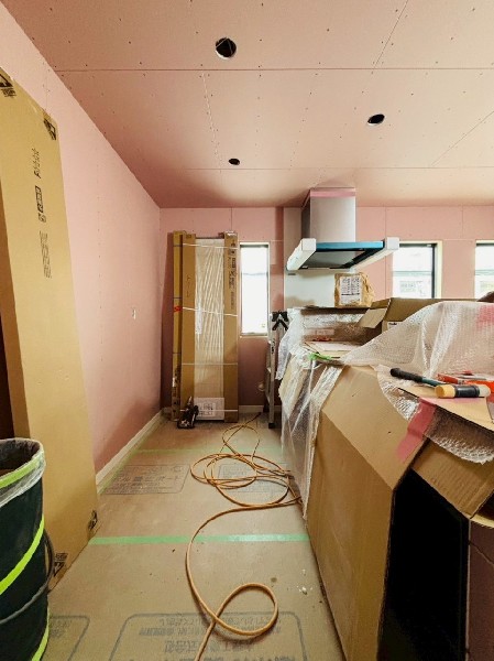 リビングのお子様を見守りながらお料理が出来る対面キッチン。ご家族との会話が弾みます。食器洗乾燥機付。