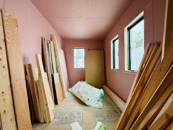 2面採光でお部屋の隅々まで明るい印象の居室。おひさまの光と爽やかな風をたっぷりと取り込めます。