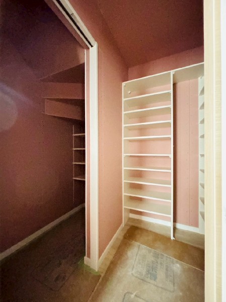 ストック食材や調理家電の収納に便利なパントリー収納。お水や非常食などの備蓄庫としても活躍しそうです。