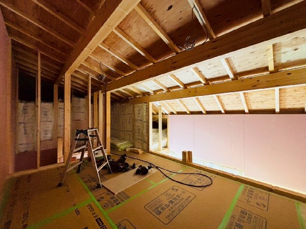 7.12帖の大型ロフト。趣味の空間、収納、書斎など、多用途に使えます。固定階段なので危なくありません。