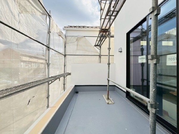 外観:奥行のある2階バルコニー。ベンチを置いてティータイム、子供たちの遊び場など、可能性が広がります。