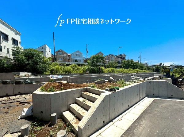 外観:落ち着きある住宅街、一種低層住居専用地域内に位置しています。日当りを大きく遮られることもありません。